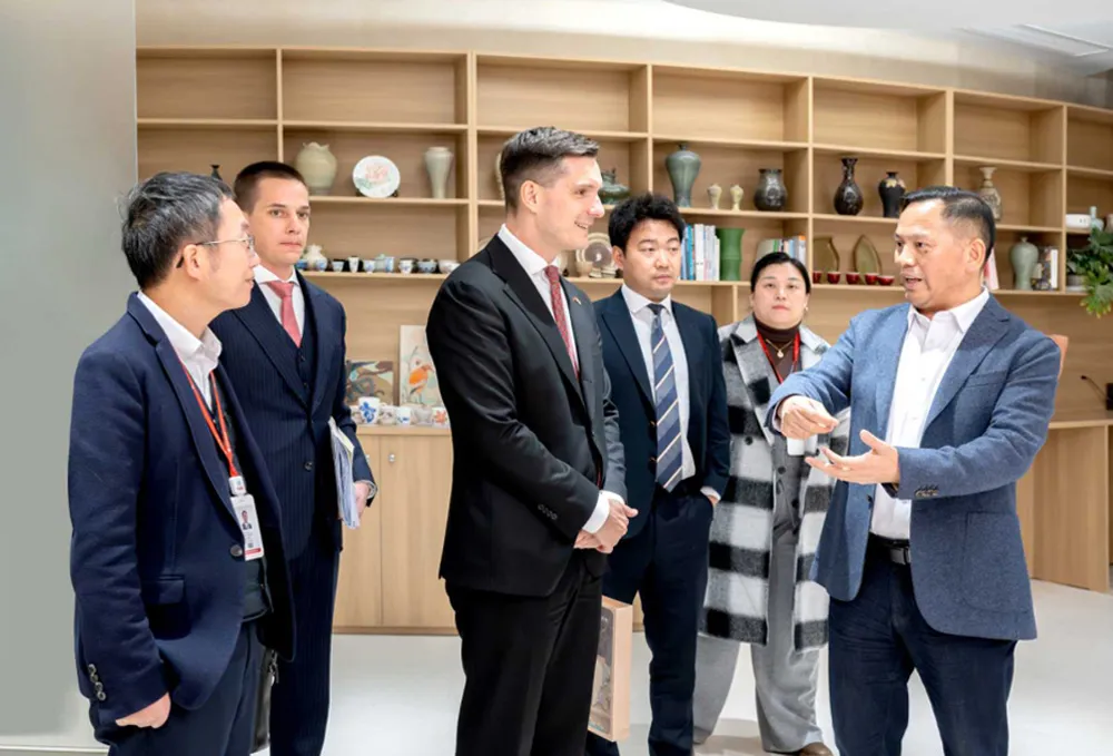 H.E. O Sr. Máté Pesti, Embaixador Extraordinário e Plenipotenciário da Hungria na República Popular da China, visita o sensor cúbico e o instrumento CO., Ltd.